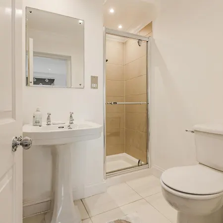 New 3lvl 3br With Garden, Prime Knightsbridge Apartment *