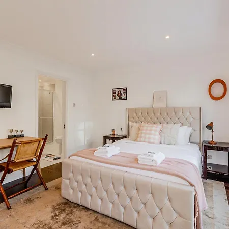 Apartment New 3lvl 3br With Garden, Prime Knightsbridge *