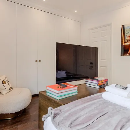 New 3lvl 3br With Garden, Prime Knightsbridge Apartment London