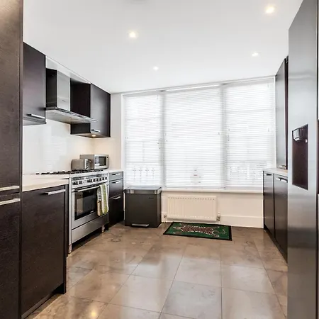 New 3lvl 3br With Garden, Prime Knightsbridge Apartment London