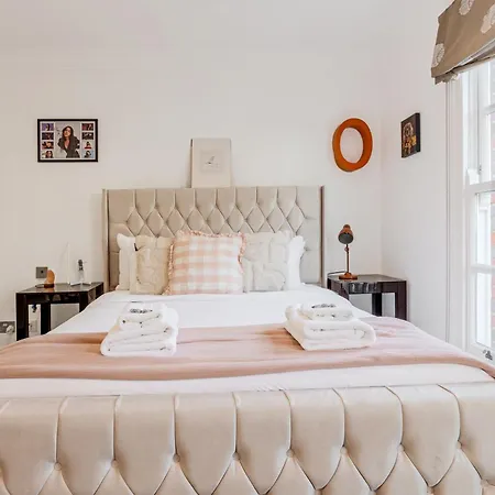 New 3lvl 3br With Garden, Prime Knightsbridge Apartment *
