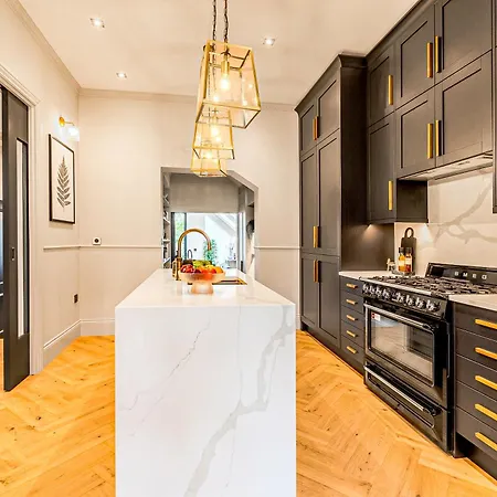 Apartment Astounding 4br Haven With Garden Queens Park Tube London