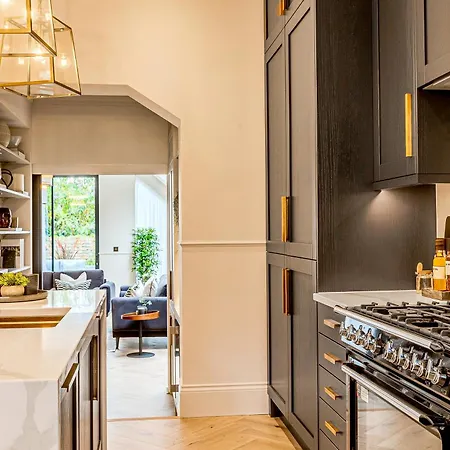 Astounding 4br Haven With Garden Queens Park Tube Apartment *