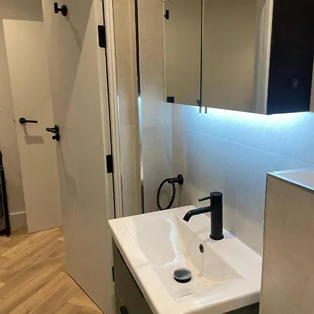 Nw119sg-modernapt-2guests-2br-1minhighstreet * London
