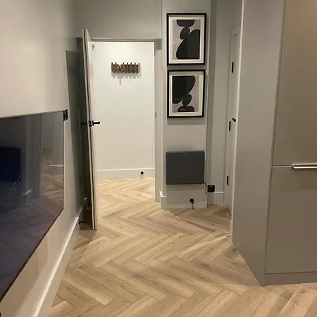 Apartment Nw119sg-modernapt-2guests-2br-1minhighstreet