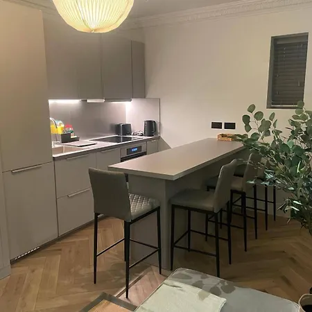 Apartment Nw119sg-modernapt-2guests-2br-1minhighstreet *