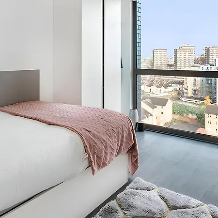 Apartment Chapter Lewisham Student Only, Cozy Budget With Shared Washroom London