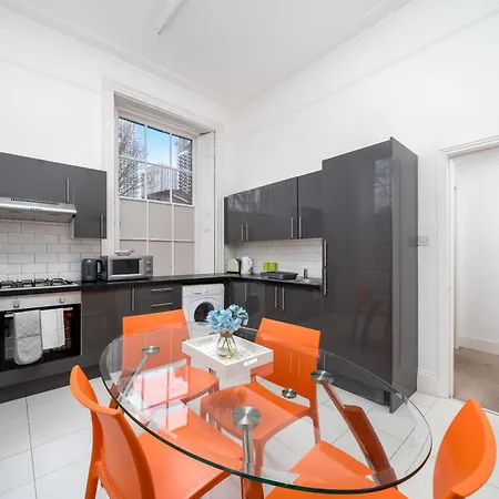 Apartment Spacious Canary Wharf Near 02 Arena, Excel Exhibition Centre, With Free Parking & Wifi London