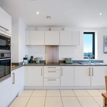 Modern 3-bedroom, 1-bathroom In East Apartment *