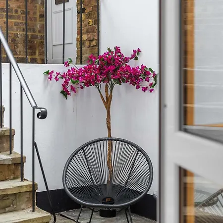 The Urban Hideaway Near Portobello Road Apartment London