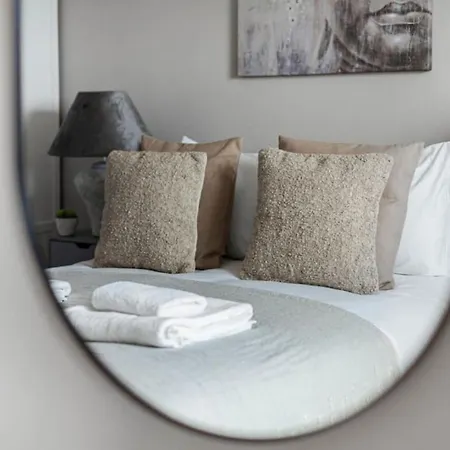 Stunning 2b Vauxhall Near Thames & Tube Apartment