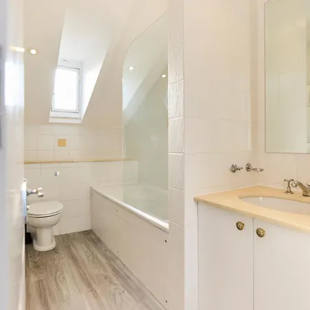 The Hampstead Getaway - Charming 5bdr With Conservatory Apartment