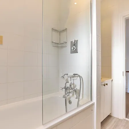 The Hampstead Getaway - Charming 5bdr With Conservatory Apartment *