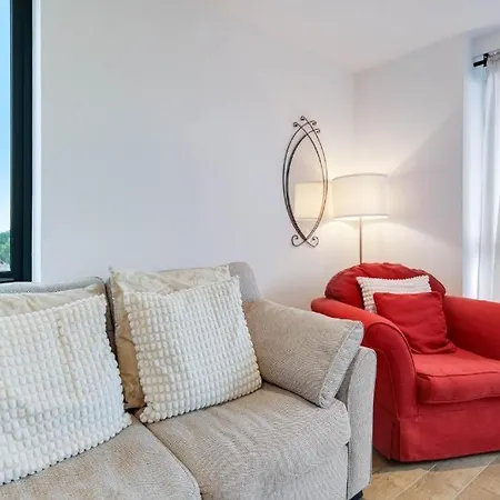 Modern 3-bedroom, 1-bathroom In East London
