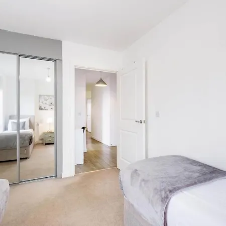 Modern 3-bedroom, 1-bathroom In East Apartment London