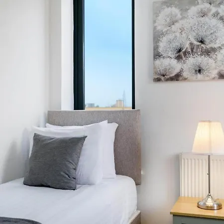 Modern 3-bedroom, 1-bathroom In East * London