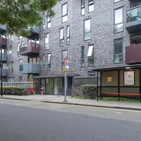 Apartment Modern 3-bedroom, 1-bathroom In East London
