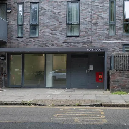 Modern 3-bedroom, 1-bathroom In East London
