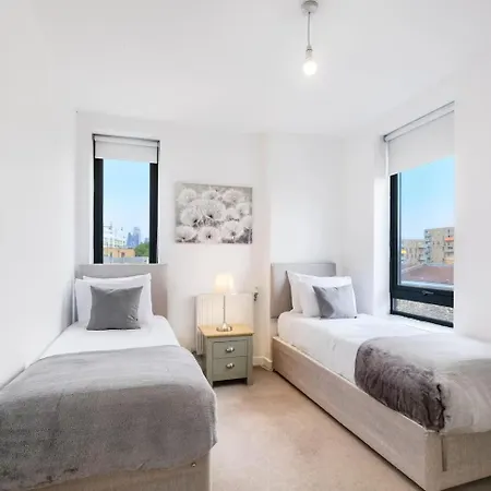 Modern 3-bedroom, 1-bathroom In East * London
