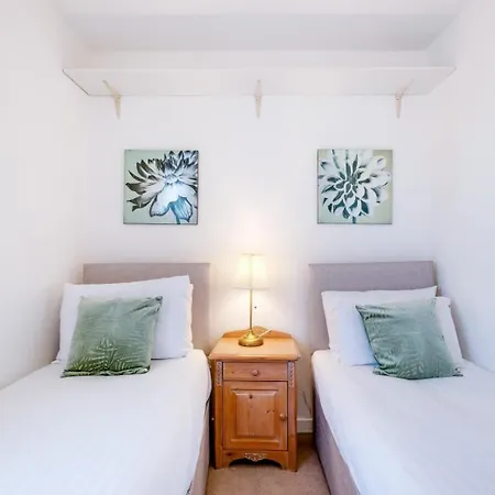 Modern 3-bedroom, 1-bathroom In East Apartment