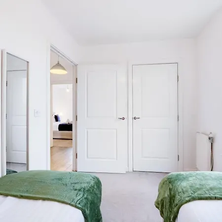 Modern 3-bedroom, 1-bathroom In East Apartment *