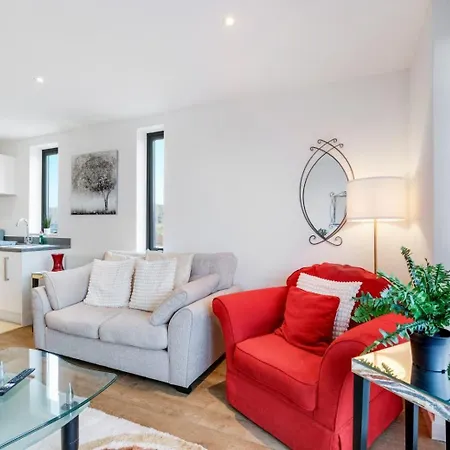Apartment Modern 3-bedroom, 1-bathroom In East London