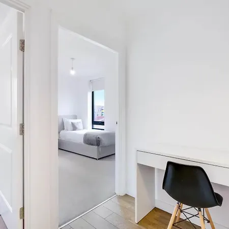 Modern 3-bedroom, 1-bathroom In East London