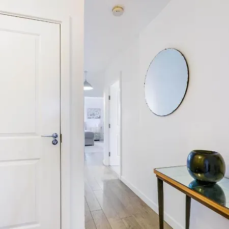 Modern 3-bedroom, 1-bathroom In East * London