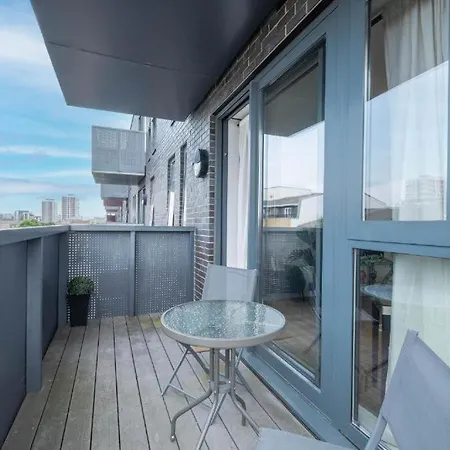 Modern 3-bedroom, 1-bathroom In East Apartment *