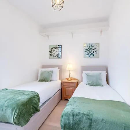 Modern 3-bedroom, 1-bathroom In East London