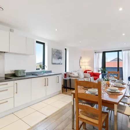Modern 3-bedroom, 1-bathroom In East Apartment