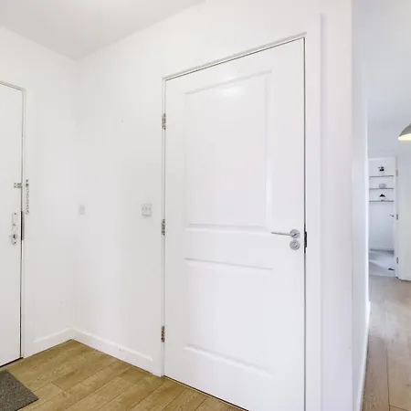 Modern 3-bedroom, 1-bathroom In East * London