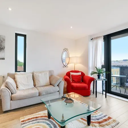Apartment Modern 3-bedroom, 1-bathroom In East London