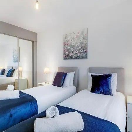 Modern 3-bedroom, 1-bathroom In East Apartment