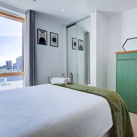 Modern 1-bed Entire Apartment, Zone 2 London