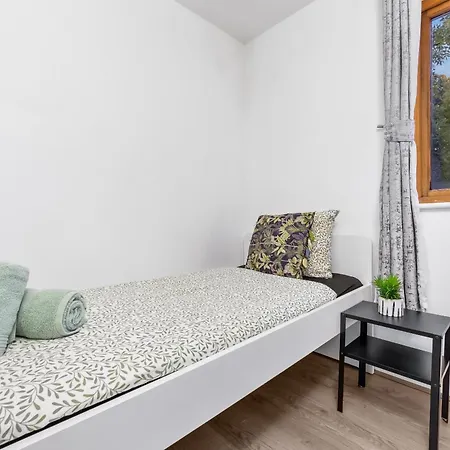 Croydon Fbs Retreat, Easy Access To * Thornton Heath
