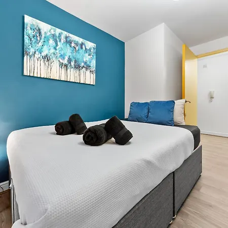 Croydon Fbs Retreat, Easy Access To * Thornton Heath
