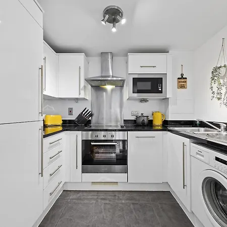 Croydon Fbs Retreat, Easy Access To Apartment