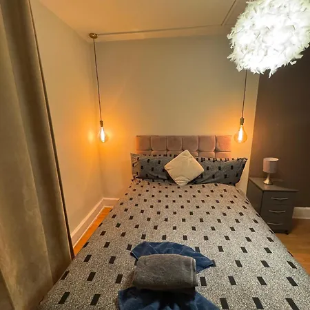 Apartment Cozy Two Bedroom In London