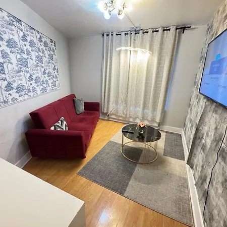 Cozy Two Bedroom In Apartment *