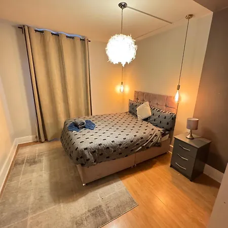 Cozy Two Bedroom In * London