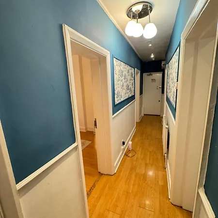 Cozy Two Bedroom In Apartment *