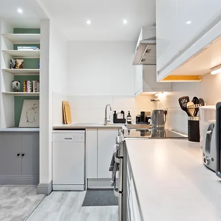 Stylish 1br Fulham Flat With Private Patio Apartment