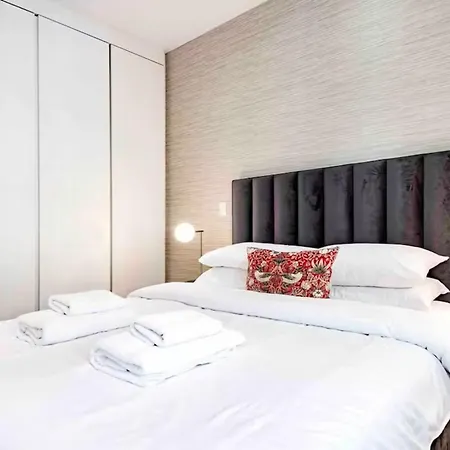 Golden Woodland Apartment London