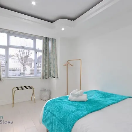 Large Comfy 4 Bedroom House, Ideal For Workers, Free Parking *