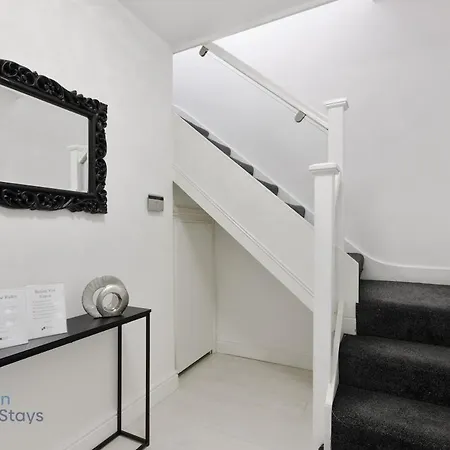 Large Comfy 4 Bedroom House, Ideal For Workers, Free Parking
