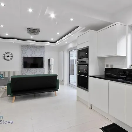 Large Comfy 4 Bedroom House, Ideal For Workers, Free Parking Holiday home *