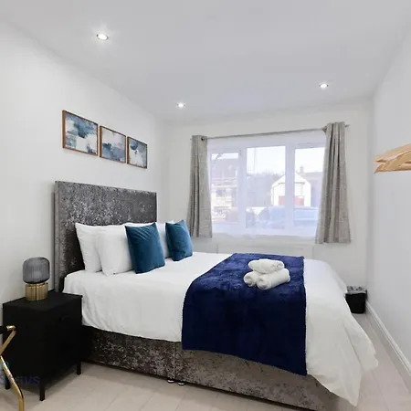 Holiday home Large Comfy 4 Bedroom House, Ideal For Workers, Free Parking *