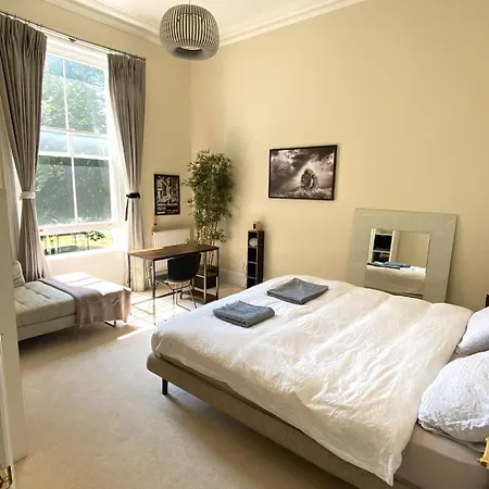 Spacious Flat In Holland Park London