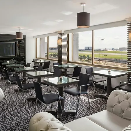 Renaissance London Heathrow מלון